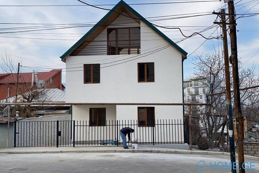 იყიდება სახლი, ელია