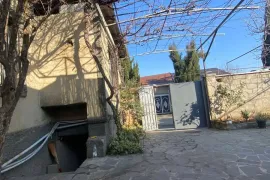 House For Rent, Chugureti