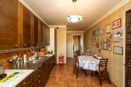 იყიდება ბინა, 5 ოთახიანი, ძველი აშენებული, თბილისი, საბურთალო
