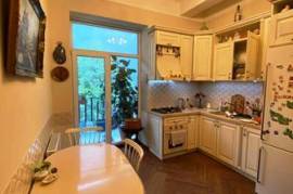 Продается квартира, 3 Kомнатная, Старое здание, Тбилиси, Мтацминда