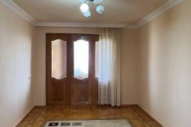 იყიდება ბინა, 3 ოთახიანი, ძველი აშენებული, ფოთი