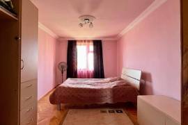 იყიდება ბინა, 3 ოთახიანი, ძველი აშენებული, ფოთი