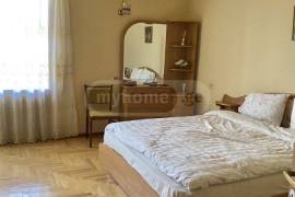 იყიდება ბინა, 5 ოთახიანი, ძველი აშენებული, ბორჯომი