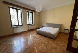Аренда, 3 Kомнатная, Старое здание, Тбилиси, Вера