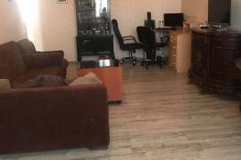 იყიდება ბინა, 4 ოთახიანი, ძველი აშენებული, თბილისი, დიღმის მასივი