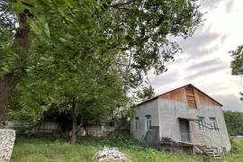 Land For Sale, Lisi lake