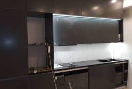 სამზარეულო-მუქი რუხია,სენსორული განათებით, ჩაშენებული მაცივრით მაღალი ხარისხის მდფ, კვარცის ზედაპირი, გრანიტის კედელი