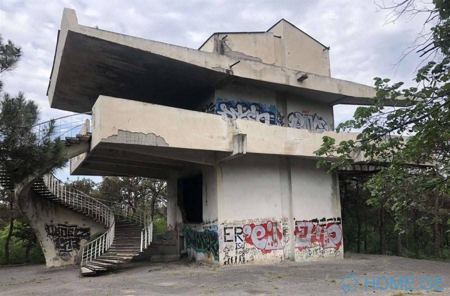 For Rent, Universal, Lisi lake